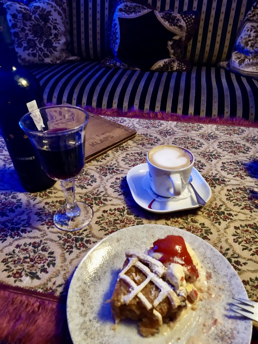 Latte art and cake