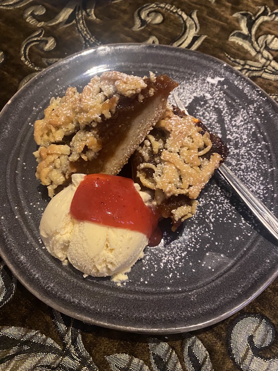 Fruit crumble with ice cream
